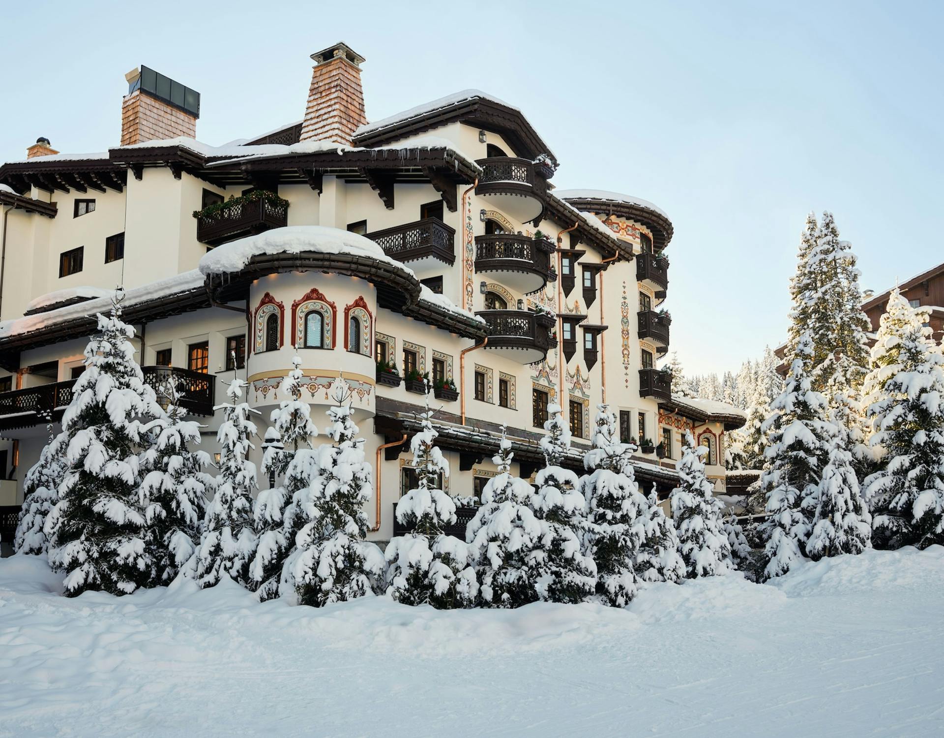 Façade du Palace Les Airelles, hôtel de luxe sur les pistes du Jardin Alpin à Courchevel