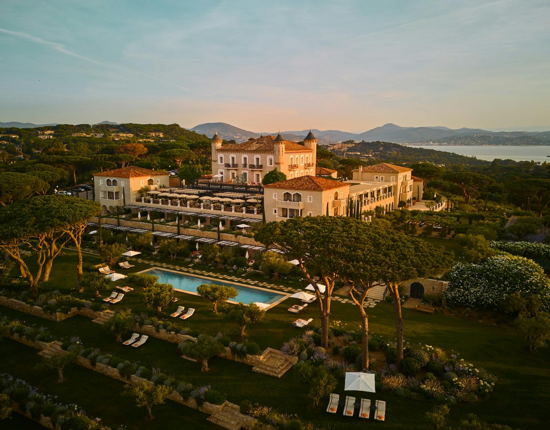 Façade vue drone de l'hôtel de luxe Château de La Messardière à Saint-Tropez
