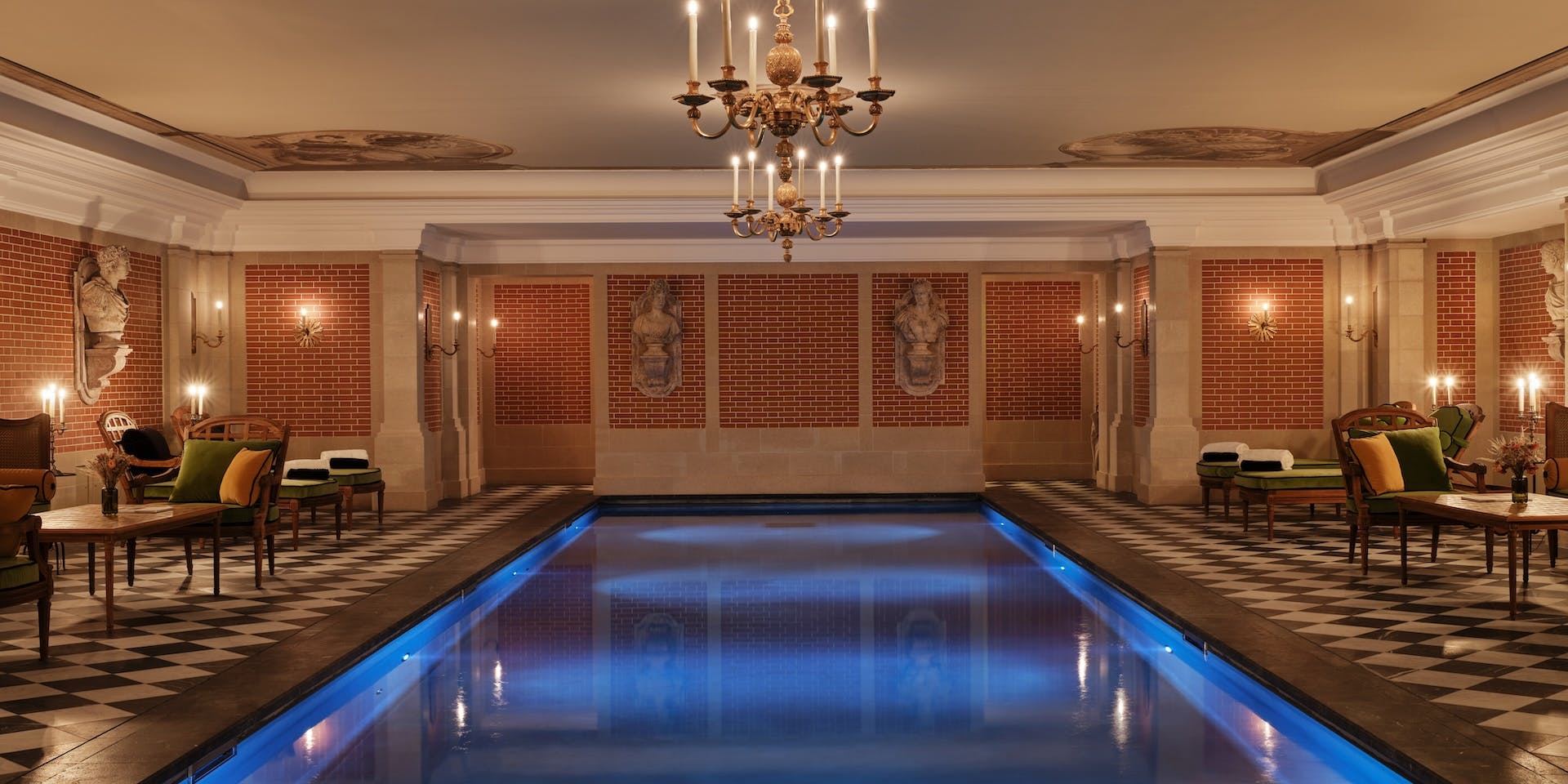 Piscine privée du Spa Valmont de l'hôtel de luxe Le Grand Contrôle, Château de Versailles