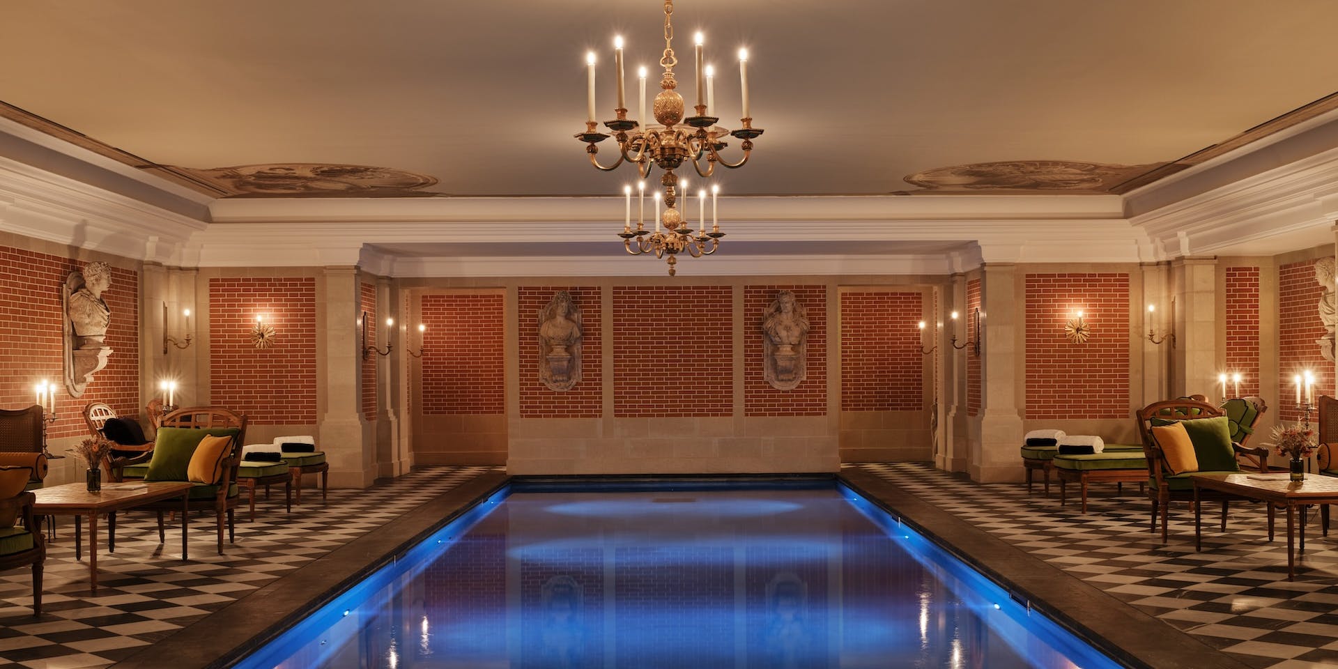Piscine privée du Spa Valmont de l'hôtel de luxe Le Grand Contrôle, Château de Versailles