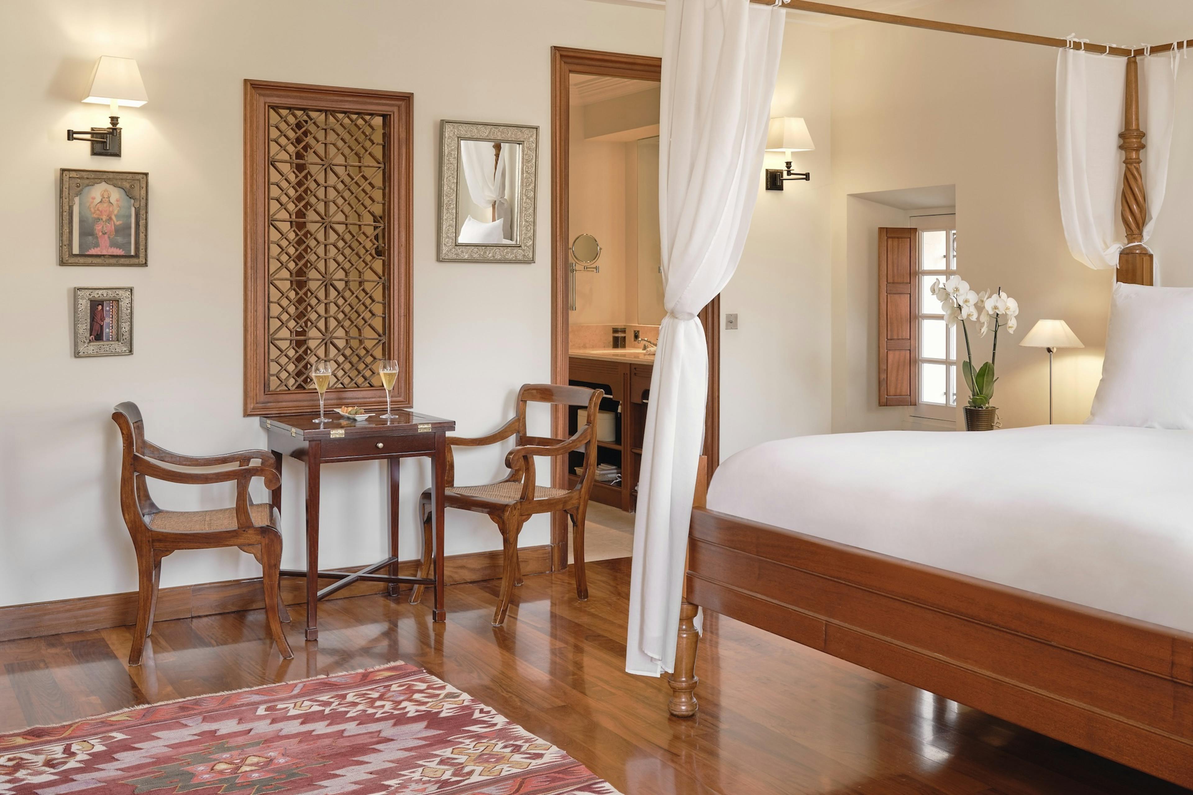 Lit de la Junior Suite Village hôtel de luxe Pan deï Palais à Saint-Tropez