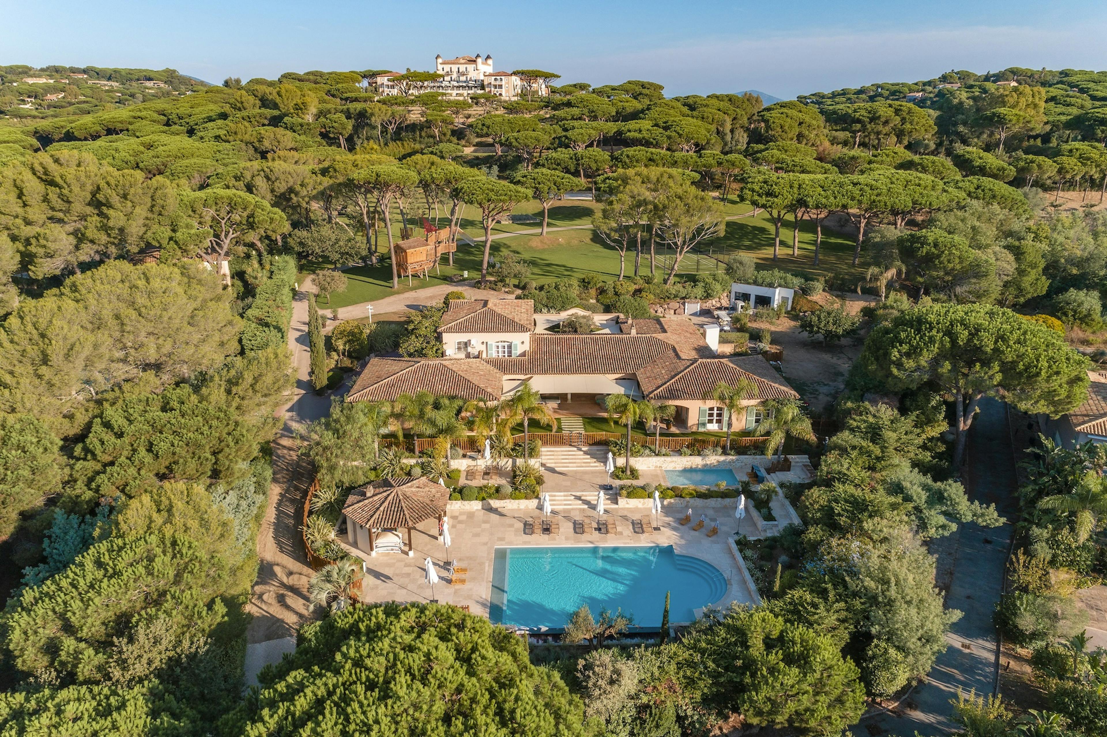 Vue drone de la villa du kids club, à l'hôtel de luxe, Airelles Saint-Tropez, Château de La Messardière 