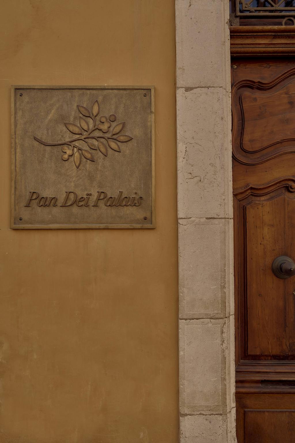 Entrée façade hôtel de luxe Pan Deï Palais, Airelles Saint-Tropez