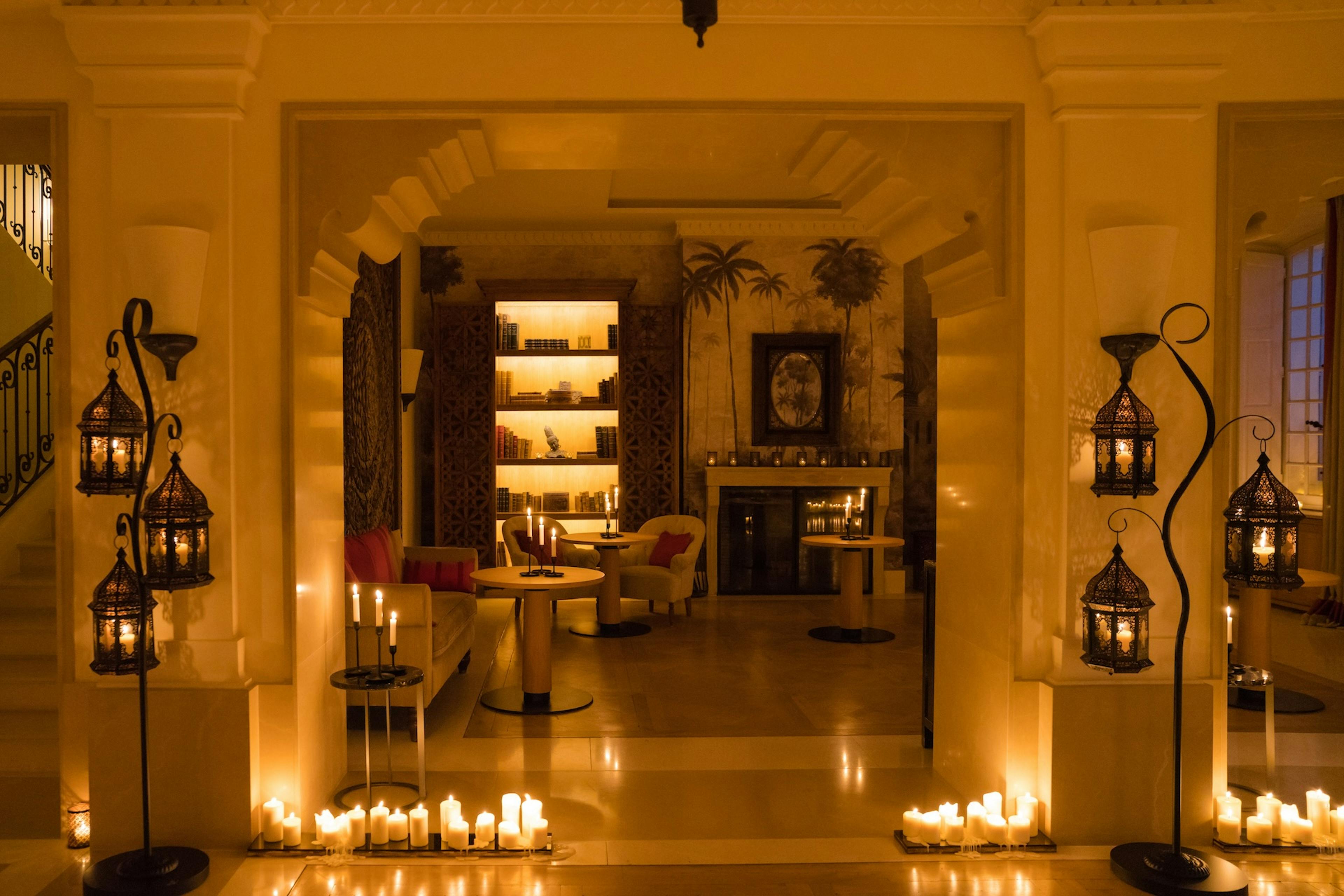 Soirée à la bougie, intérieur hotel de luxe Pan Deï Palais, Airelles Saint-Tropez