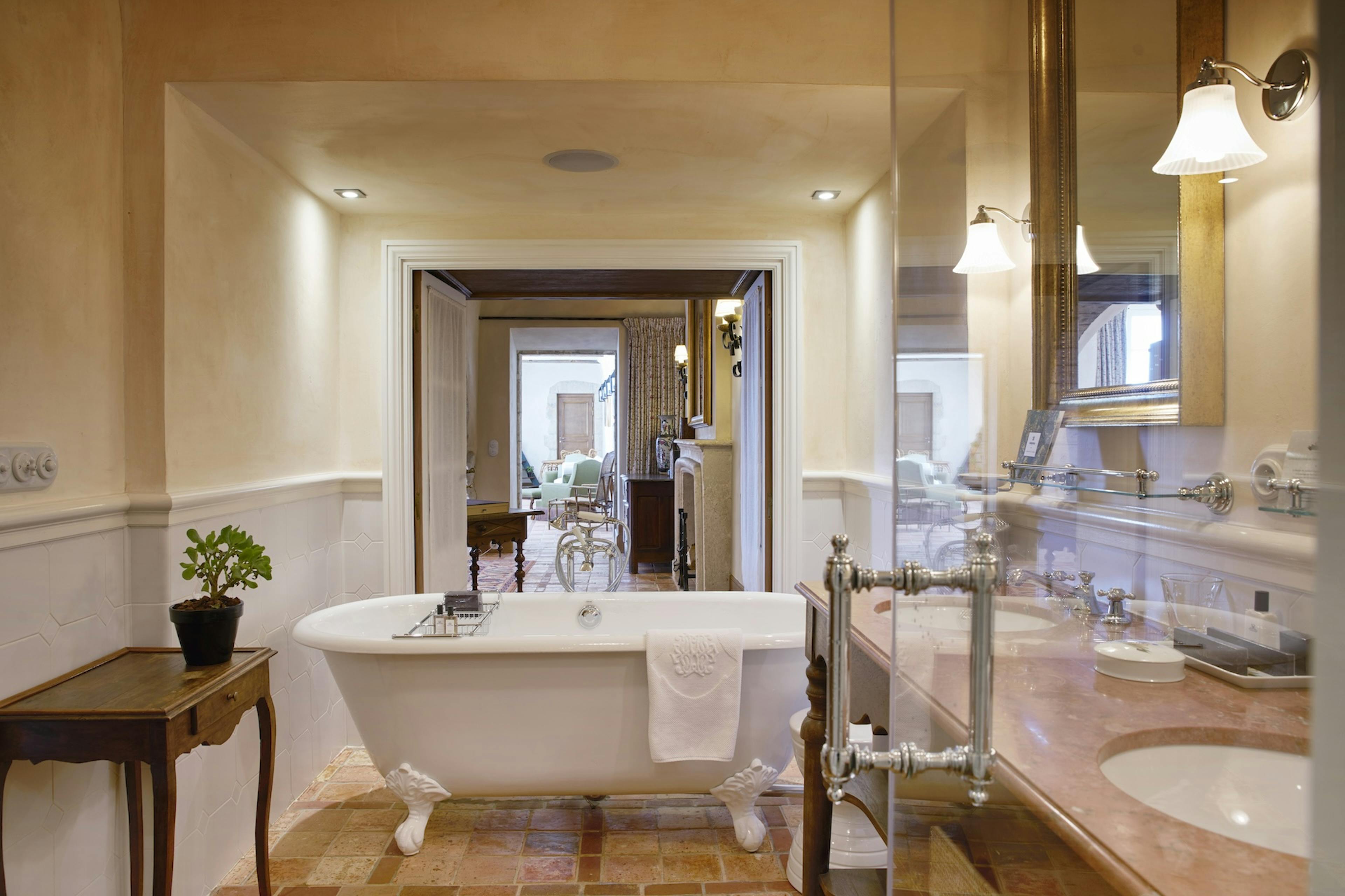Salle de bain Suite Baron de Simiane hotel de luxe Airelles Gordes La Bastide 